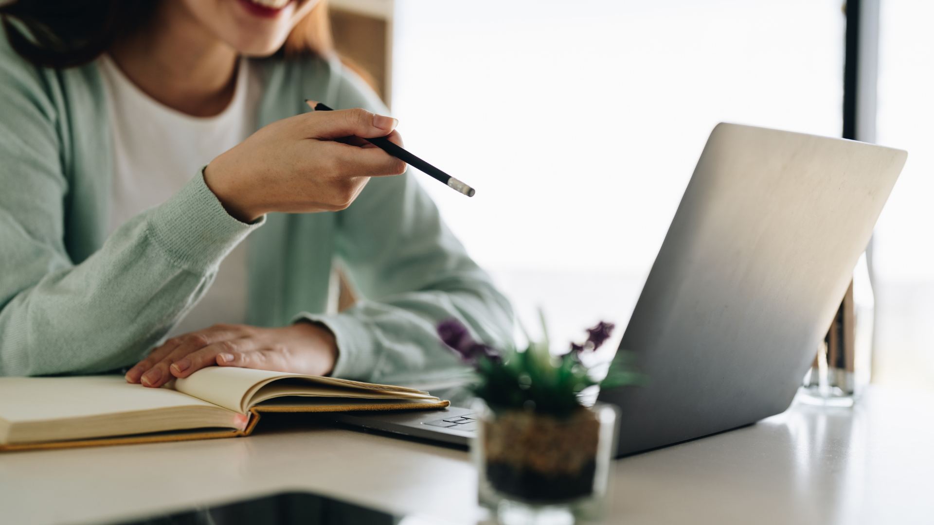 Ragazza che ripete gli avverbi di frequenza